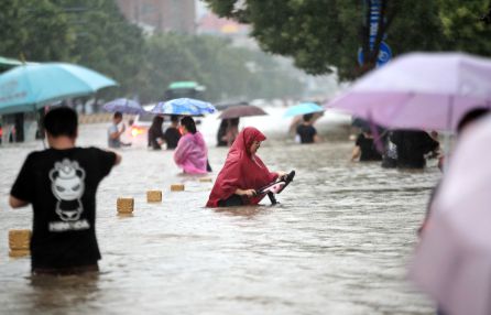 Los ciudadanos chinos durante las inundaciones en el país. Los ciudadanos chinos durante las inundaciones en el país.