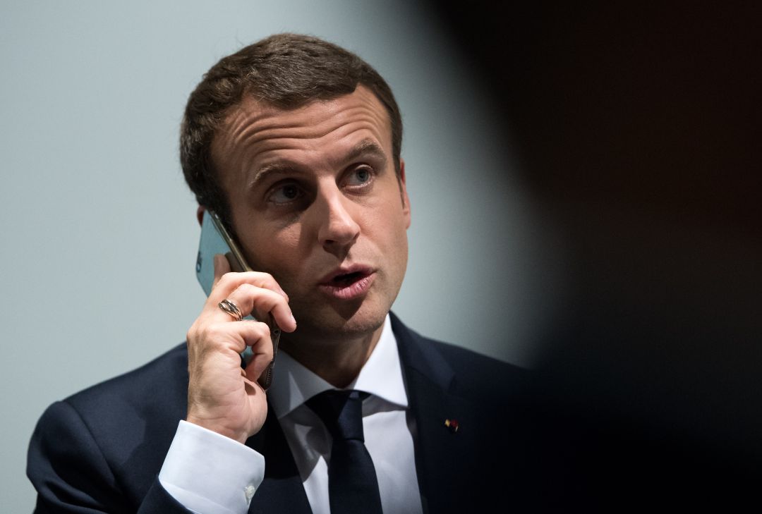 Emmanuel Macron habla por teléfono en una imagen de archivo. Emmanuel Macron habla por teléfono en una imagen de archivo.