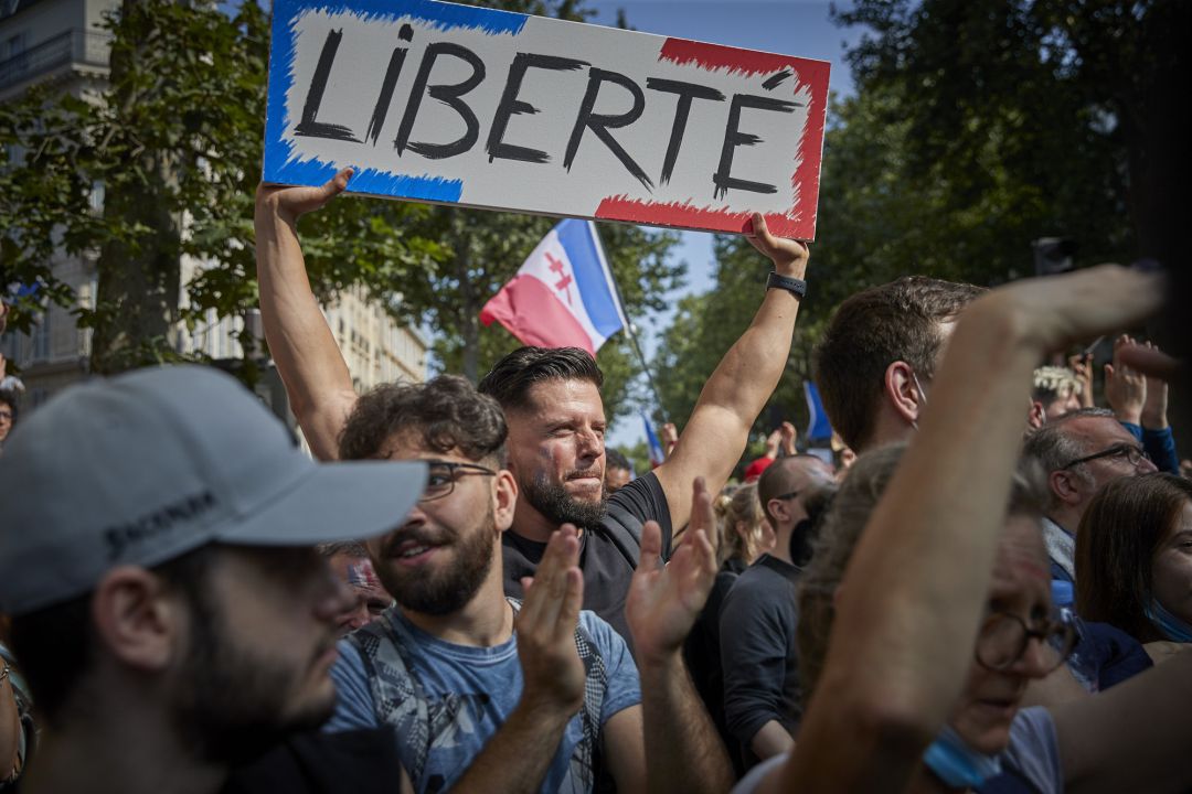 Manifestantes antivacunas protestando contra las últimas medidas decretadas por Macron, el pasado 17 de julio. Manifestantes antivacunas protestando contra las últimas medidas decretadas por Macron, el pasado 17 de julio.
