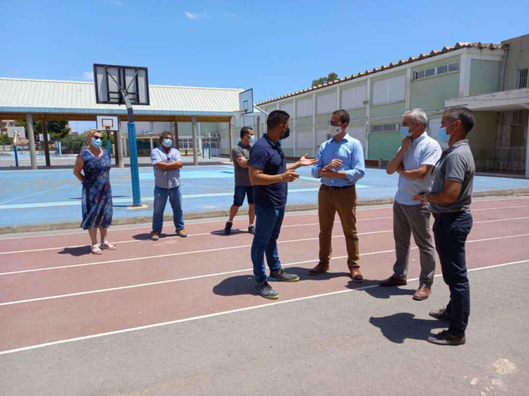 Víctor García, director general de Infraestructuras de la Generalitat, durante su visita al CEIP Rabassa el pasado 14 de julio Víctor García, director general de Infraestructuras de la Generalitat, durante su visita al CEIP Rabassa el pasado 14 de julio