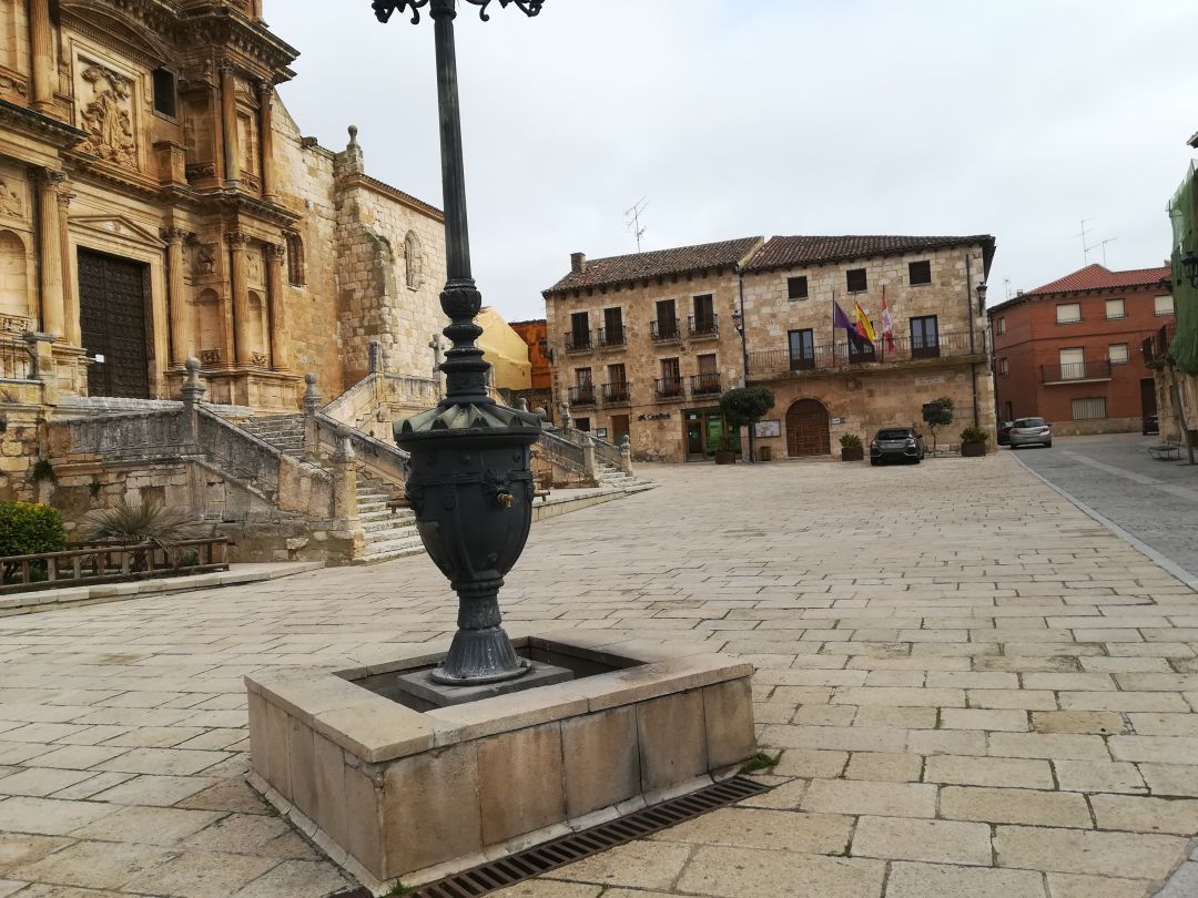 Plaza Mayor de Gumiel de Izán con la Casa Consistorial al fondo Plaza Mayor de Gumiel de Izán con la Casa Consistorial al fondo