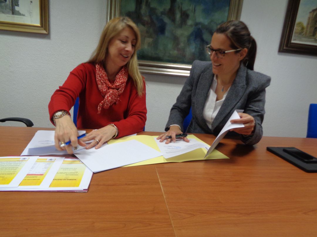Imagen de archivo de la presidena de ACOA (izq) con la concejal de comercio, Olga Maderuelo Imagen de archivo de la presidena de ACOA (izq) con la concejal de comercio, Olga Maderuelo