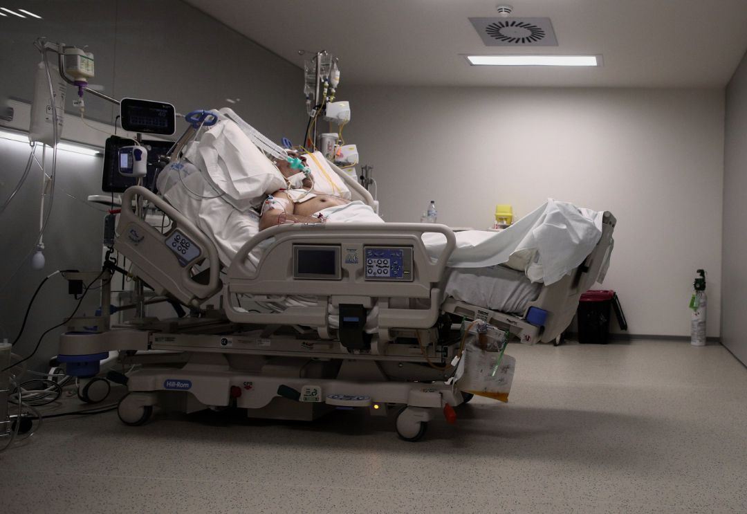 Un enfermo en una cama de la UCI del Hospital de Emergencias Isabel Zendal Un enfermo en una cama de la UCI del Hospital de Emergencias Isabel Zendal