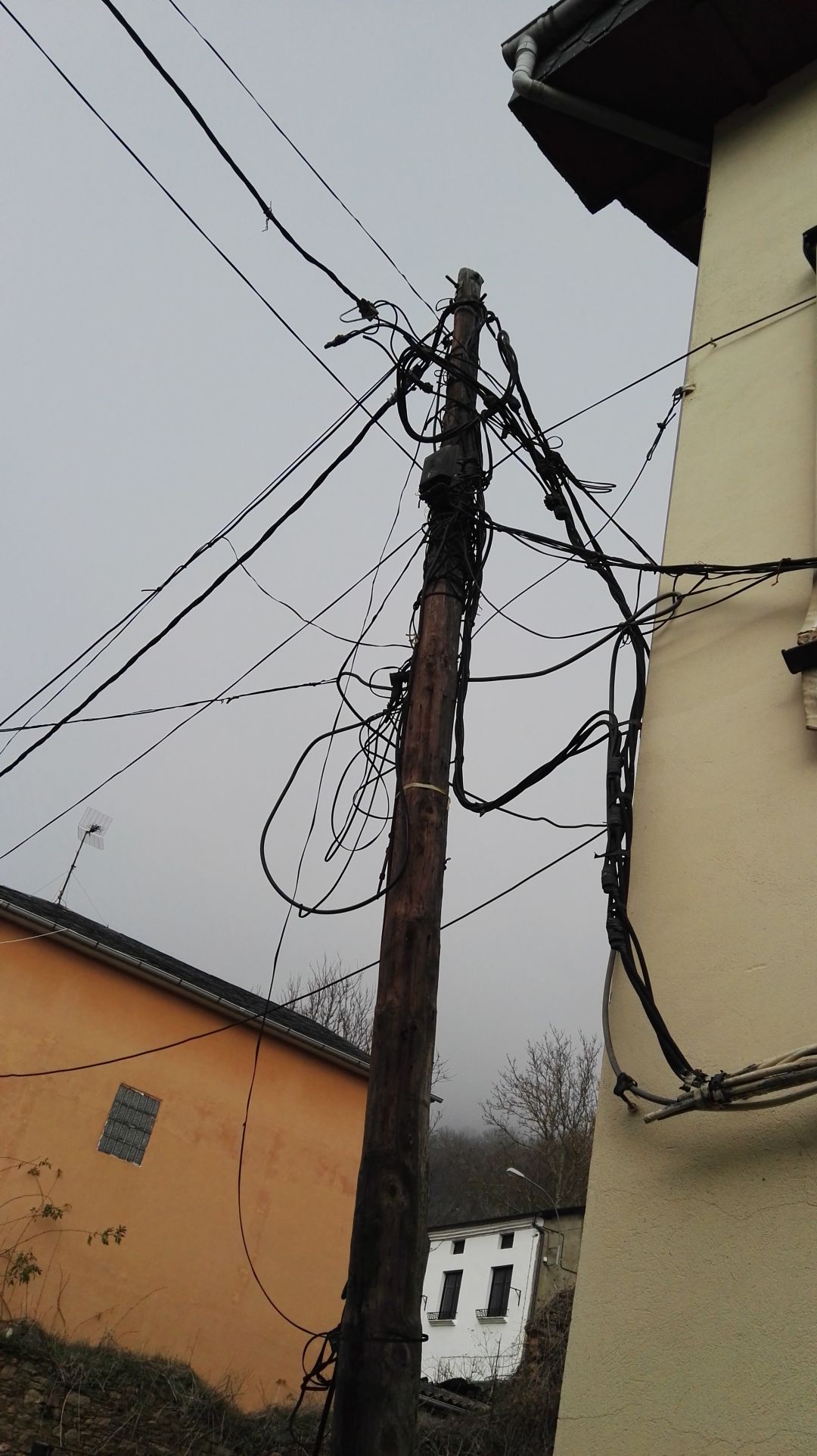 Muestra del mal estado de las estructuras de teléfono y ADSL en el municipio de Trabadelo. Muestra del mal estado de las estructuras de teléfono y ADSL en el municipio de Trabadelo.