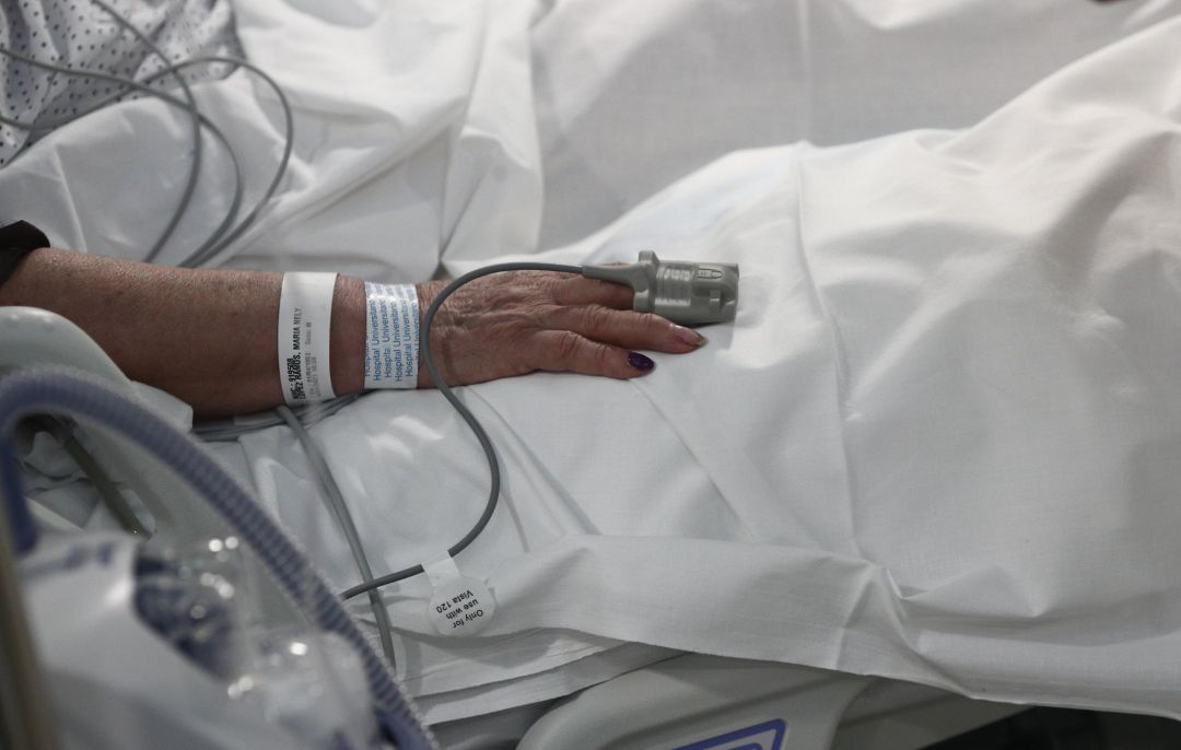 Un paciente en una UCI. Un paciente en una UCI.
