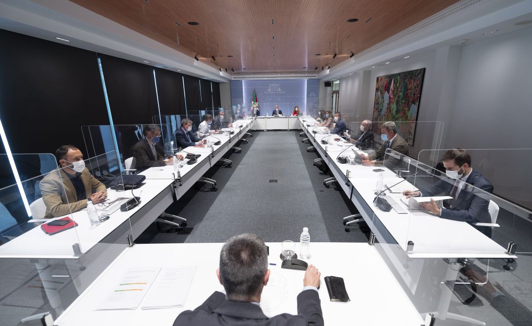 El Lehendakari comparece ante los medios tras la ruenión del LABI para analizar la situación pandémica y anunciar nuevas medidas. El Lehendakari comparece ante los medios tras la ruenión del LABI para analizar la situación pandémica y anunciar nuevas medidas.