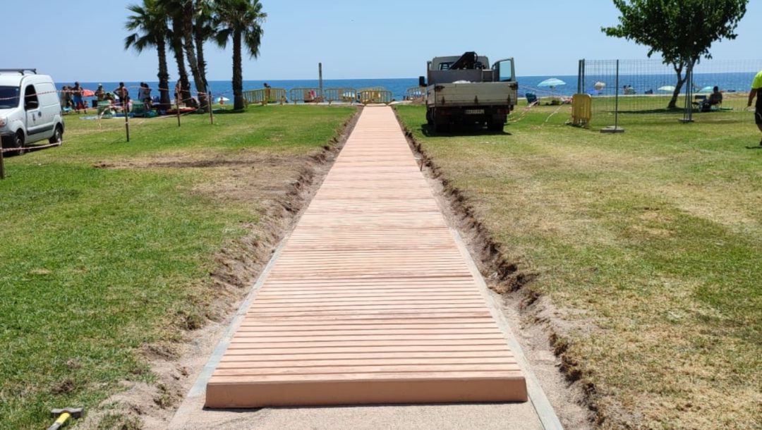 Instalación pasarelas playa Amplàries de Oropesa Instalación pasarelas playa Amplàries de Oropesa