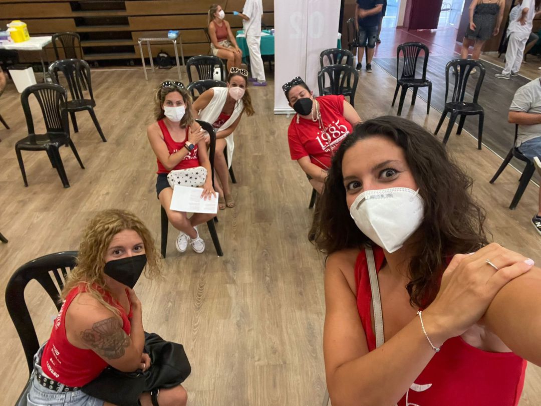 Quinta del 85 del Real de Gandia en su selfie de vacunación Quinta del 85 del Real de Gandia en su selfie de vacunación