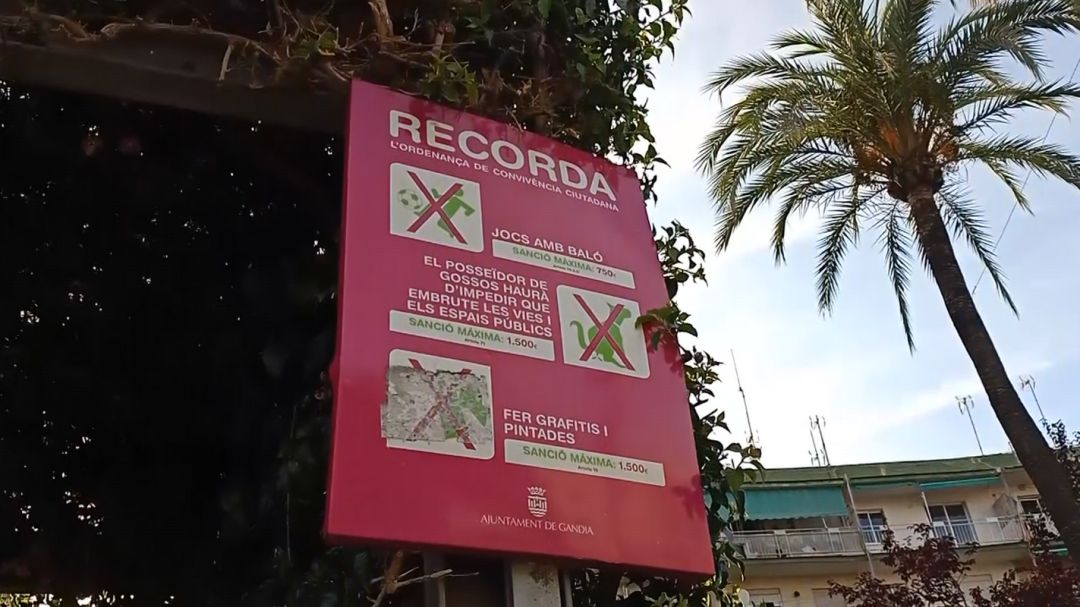 Señal prohibición el la plaza Elíptica de Gandia Señal prohibición el la plaza Elíptica de Gandia