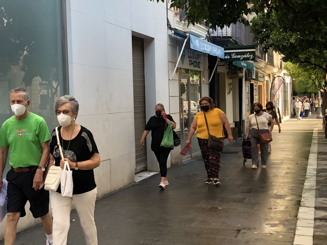 Ciudadanos en la calle Larga, en el centro de Jerez Ciudadanos en la calle Larga, en el centro de Jerez