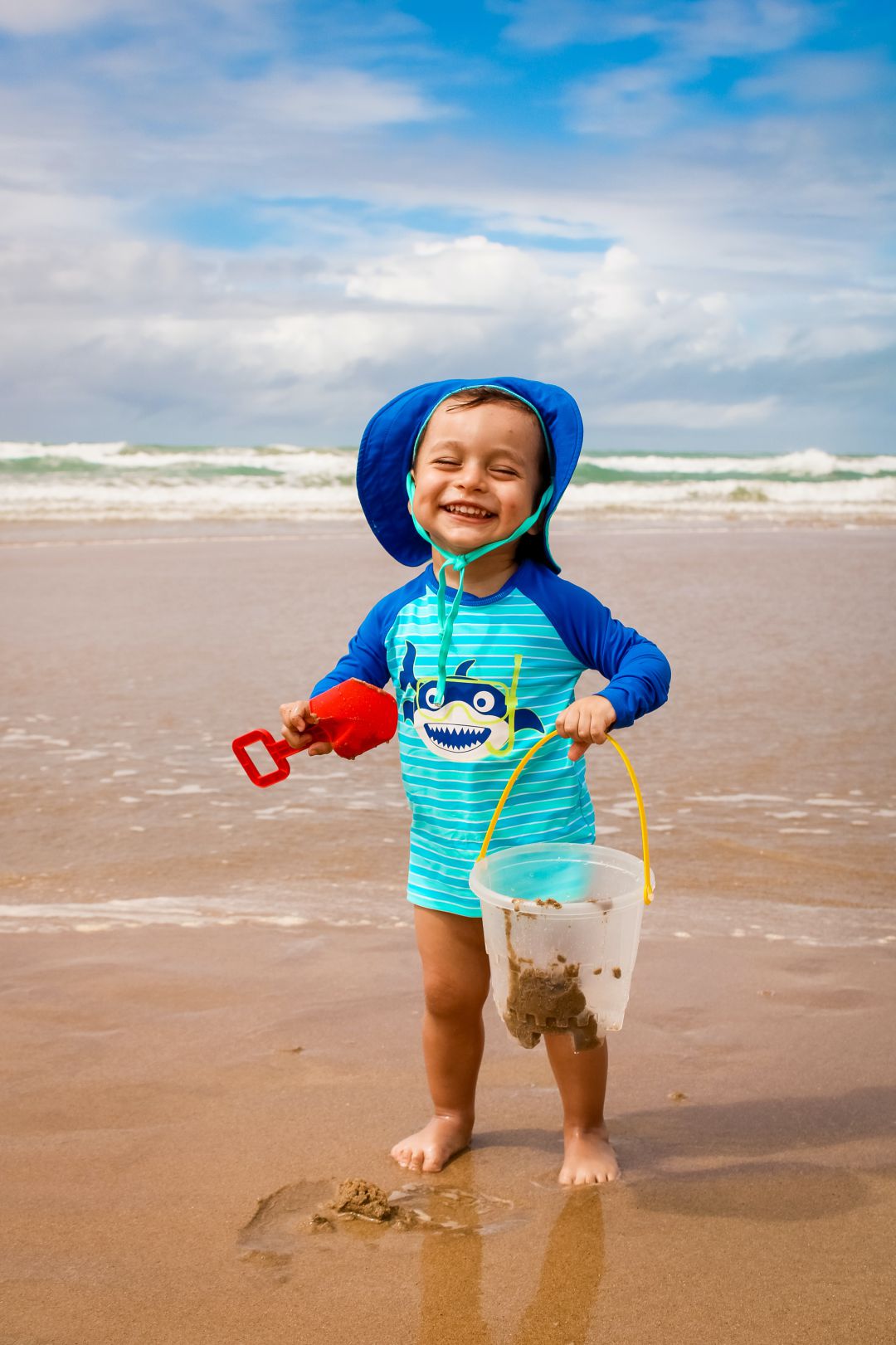 Un niño jugando en la playa Un niño jugando en la playa