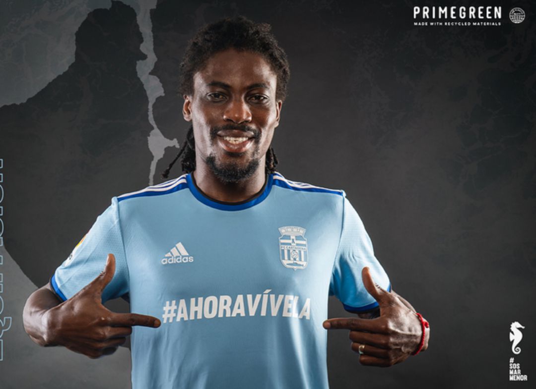 La camiseta de la primera equipación La camiseta de la primera equipación
