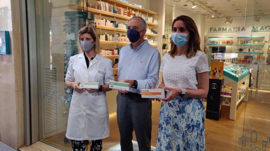 Paula Payá y Jesús Cañavate visitan una oficina de farmacia Paula Payá y Jesús Cañavate visitan una oficina de farmacia