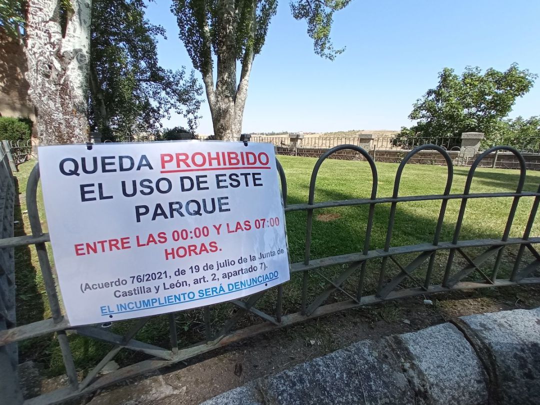 Prohibido permanecer en los parques de Segovia de doce de la noche a siete de la mañana Prohibido permanecer en los parques de Segovia de doce de la noche a siete de la mañana