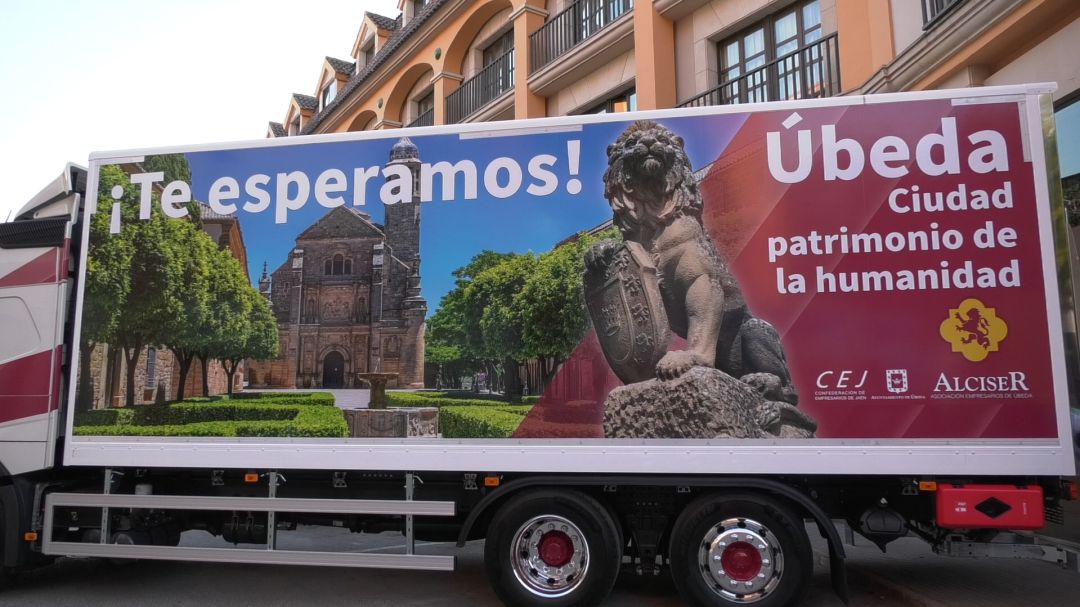 Uno de los camiones serigrafeados con imágenes de Úbeda Uno de los camiones serigrafeados con imágenes de Úbeda