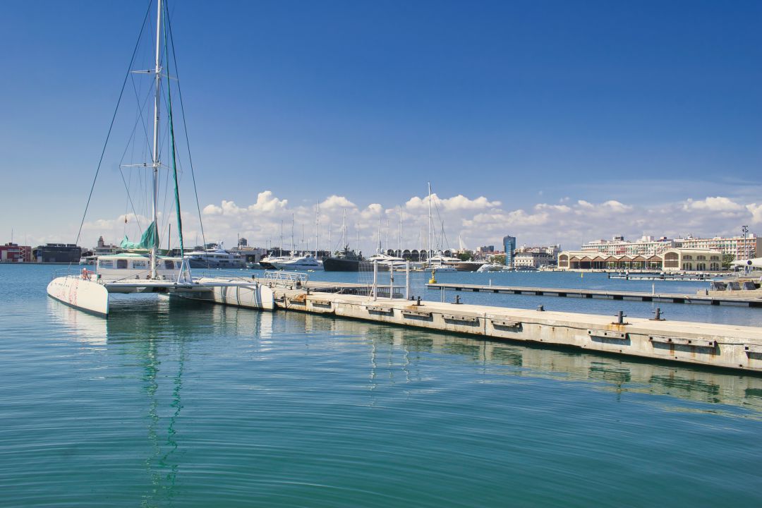 Catamarán en el puerto deportivo de Valencia. Catamarán en el puerto deportivo de Valencia.