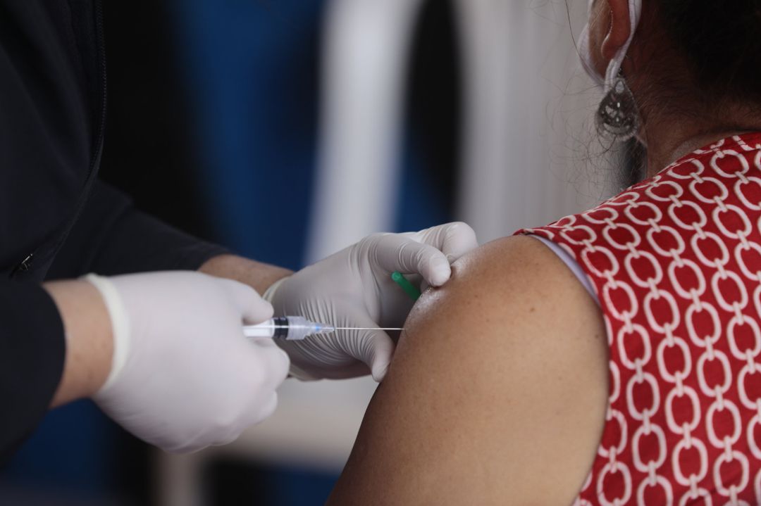 Un sanitario inocula una vacuna contra la COVID-19. Un sanitario inocula una vacuna contra la COVID-19.