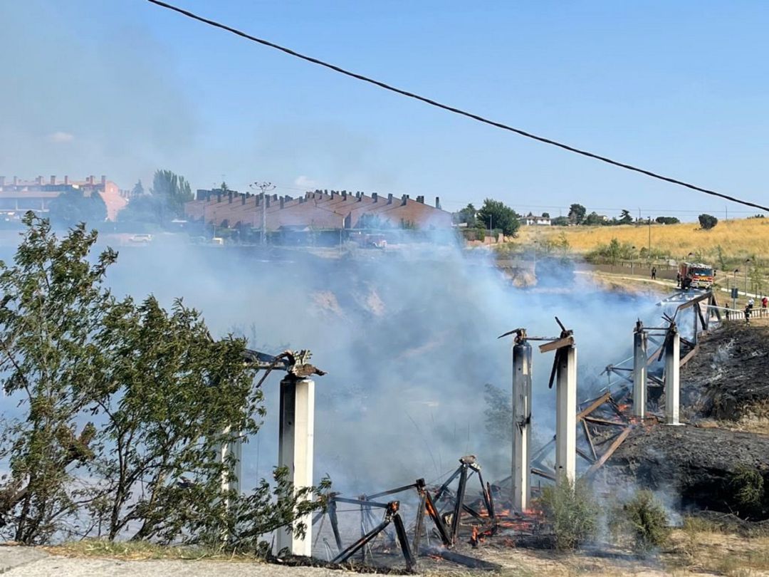 Incendio en la pasarela que une las urbanizaciones Parque Coimbra con Parque Guadarrama en Móstoles Incendio en la pasarela que une las urbanizaciones Parque Coimbra con Parque Guadarrama en Móstoles