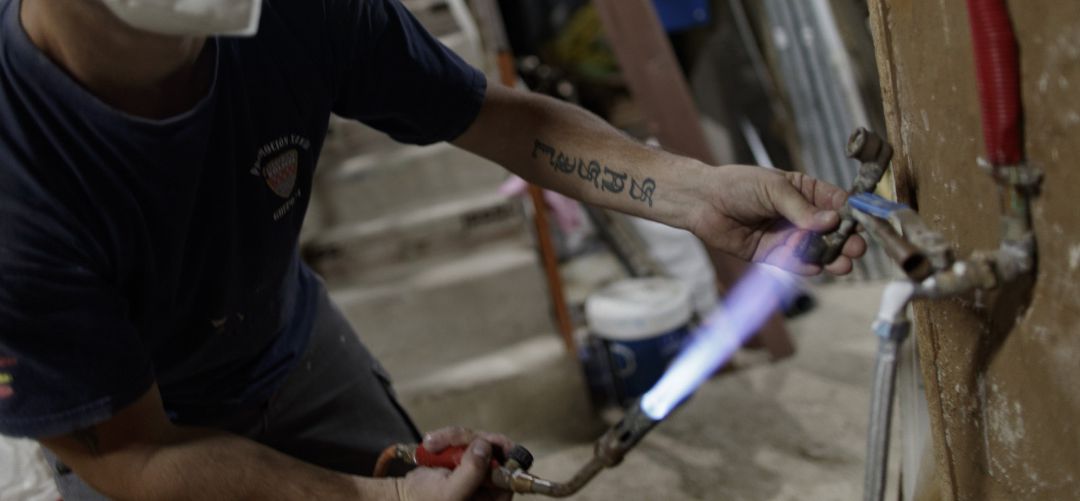 Un trabajador realiza una reforma en un local de la localidad madrileña de Fuenlabrada. Un trabajador realiza una reforma en un local de la localidad madrileña de Fuenlabrada.