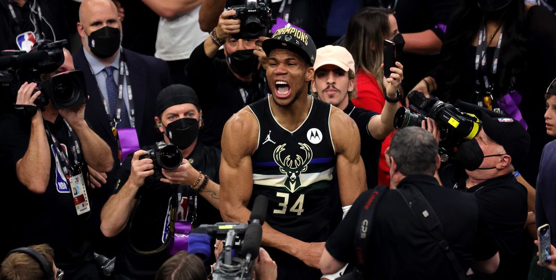 Giannis Antetokounmpo festeja el título de campeón de la NBA con los Milwaukee Bucks Giannis Antetokounmpo festeja el título de campeón de la NBA con los Milwaukee Bucks