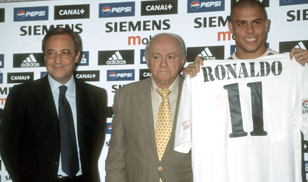 Florentino Pérez y Alfredo Di Stéfano, en la presentación de Ronaldo como jugador del Real Madrid. Florentino Pérez y Alfredo Di Stéfano, en la presentación de Ronaldo como jugador del Real Madrid.