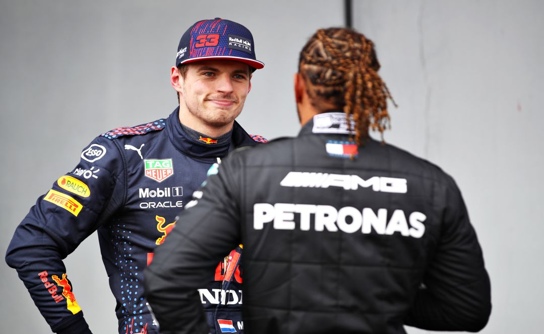 Max Vertsappen mantiene una charla con Lewis Hamilton Max Vertsappen mantiene una charla con Lewis Hamilton