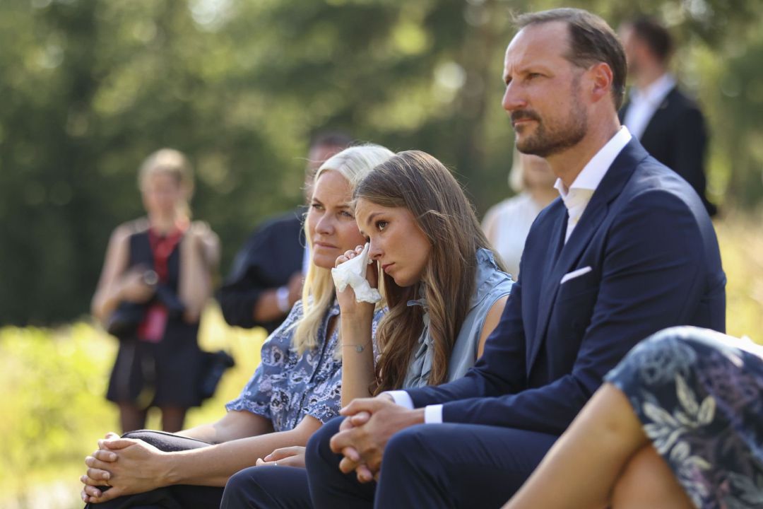 La princesas noruegas Mette-Marit e Ingrid Alexandra, junto al príncipe Haakon, en el memorial celebrado este jueves en recuerdo de las víctimas del atentado terrorista de Utoya en 2011. La princesas noruegas Mette-Marit e Ingrid Alexandra, junto al príncipe Haakon, en el memorial celebrado este jueves en recuerdo de las víctimas del atentado terrorista de Utoya en 2011.