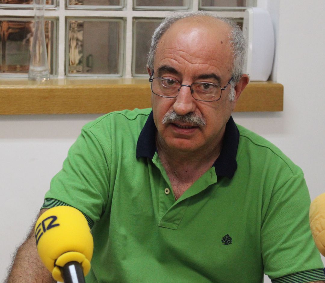 Pedro Juan Parra, en los estudios de Radio Alcoy Pedro Juan Parra, en los estudios de Radio Alcoy