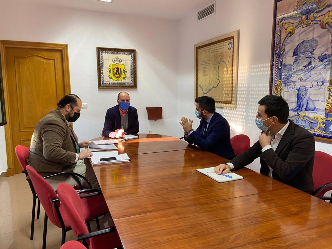 Reunión entre los responsables del Ayuntamiento de Los Barrios y Zona Franca. Reunión entre los responsables del Ayuntamiento de Los Barrios y Zona Franca.