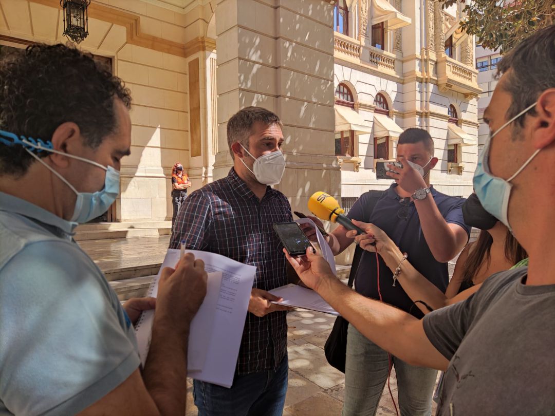 El diputado y portavoz de Compromís en la Diputación, Gerard Fullana, durante su comparecencia a las puertas de la Diputación de Alicante. El diputado y portavoz de Compromís en la Diputación, Gerard Fullana, durante su comparecencia a las puertas de la Diputación de Alicante.