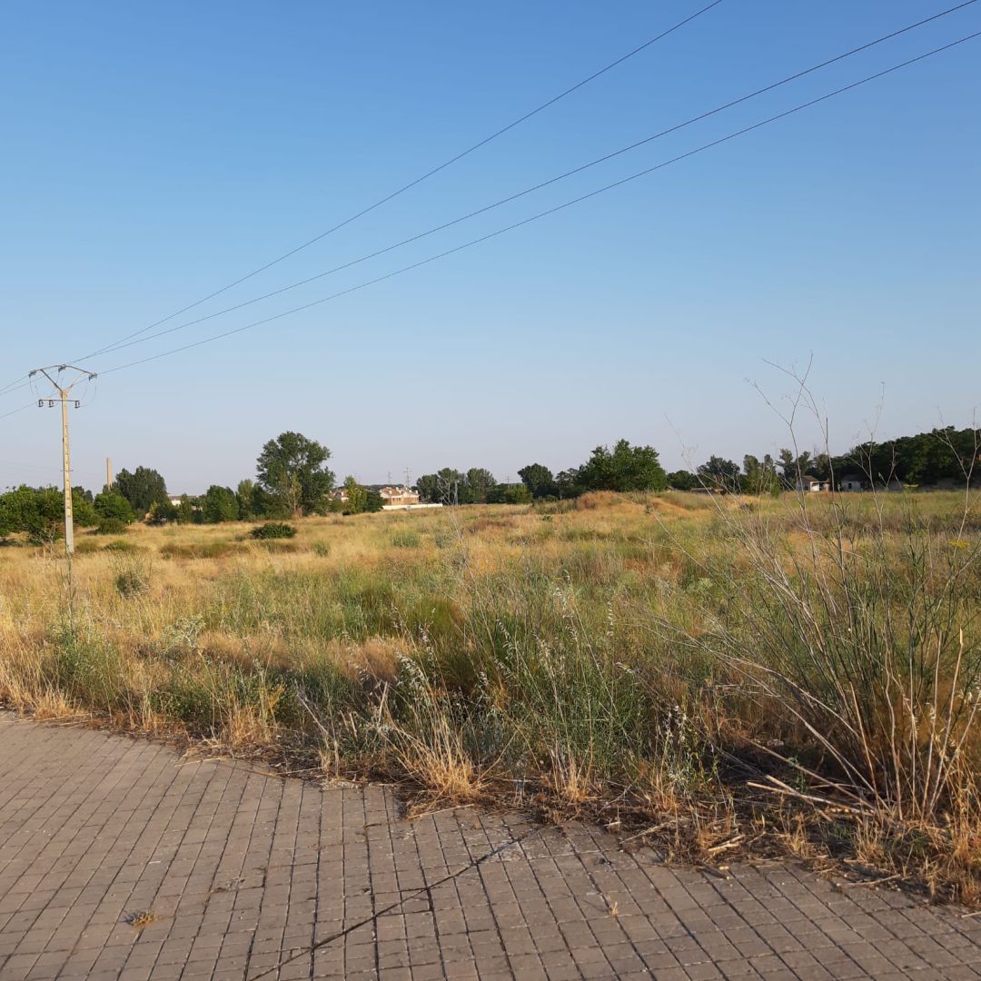 El tendido eléctrico y las canalizaciones de gas que atraviesan el solar donde se construirá el hospital necesitan ser desviadas para poder realizar las obras El tendido eléctrico y las canalizaciones de gas que atraviesan el solar donde se construirá el hospital necesitan ser desviadas para poder realizar las obras