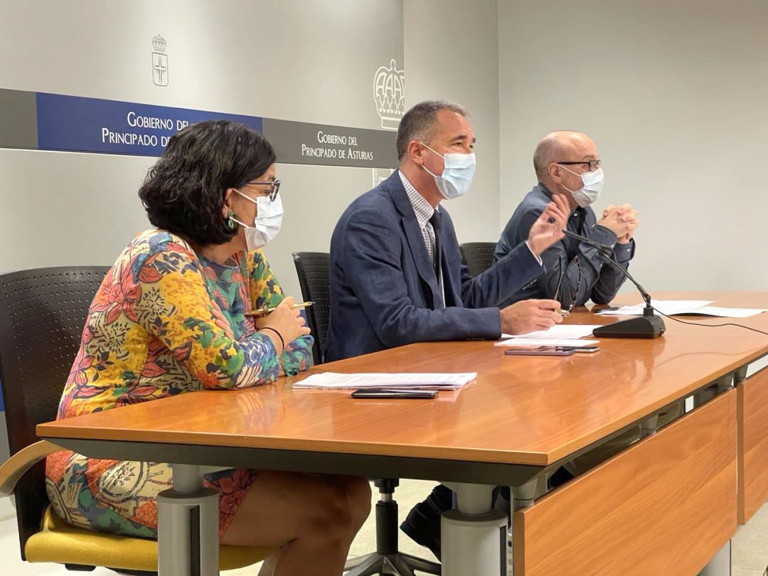 De izq. a dcha.: Concepción Saavedra, gerente del SESPA; Pablo FErnández Muñiz, consejero de Salud; y Miguel Prieto, jefe de Alertas y Emergencias sanitarias del Principado. De izq. a dcha.: Concepción Saavedra, gerente del SESPA; Pablo FErnández Muñiz, consejero de Salud; y Miguel Prieto, jefe de Alertas y Emergencias sanitarias del Principado.
