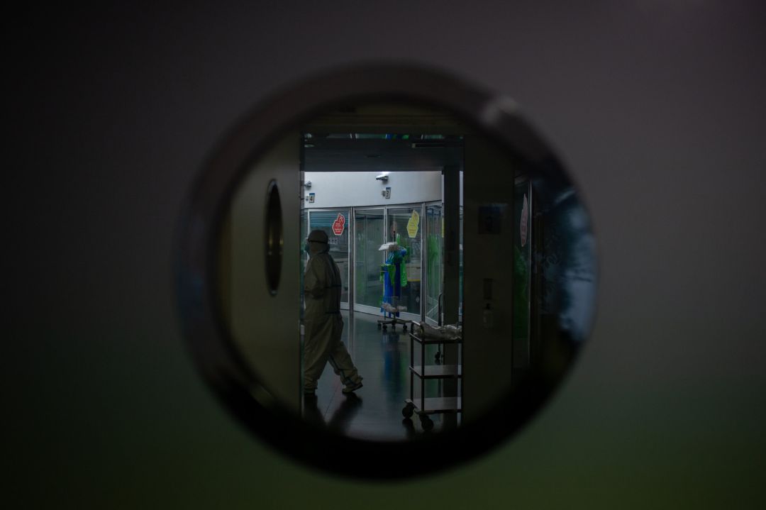 Un trabajador sanitario protegido en la Unidad de Cuidados Intensivos –UCI- del Hospital del Mar Un trabajador sanitario protegido en la Unidad de Cuidados Intensivos –UCI- del Hospital del Mar