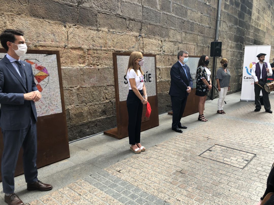 La instalación, denominada "Tu sonrisa y la mía" y obra de la artista Silvia Jiménez Puma, es el resultado final de una campaña puesta en marcha por la Asociación de Comerciantes del Casco Viejo La instalación, denominada "Tu sonrisa y la mía" y obra de la artista Silvia Jiménez Puma, es el resultado final de una campaña puesta en marcha por la Asociación de Comerciantes del Casco Viejo
