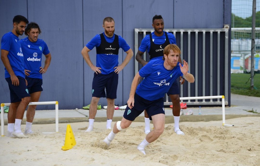 Álex Fernández durante un entrenamiento de esta pretemporada en la ciudad deportiva de El Rosal. Álex Fernández durante un entrenamiento de esta pretemporada en la ciudad deportiva de El Rosal.