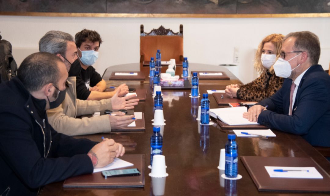 Imagen de la reunión. Imagen de la reunión.