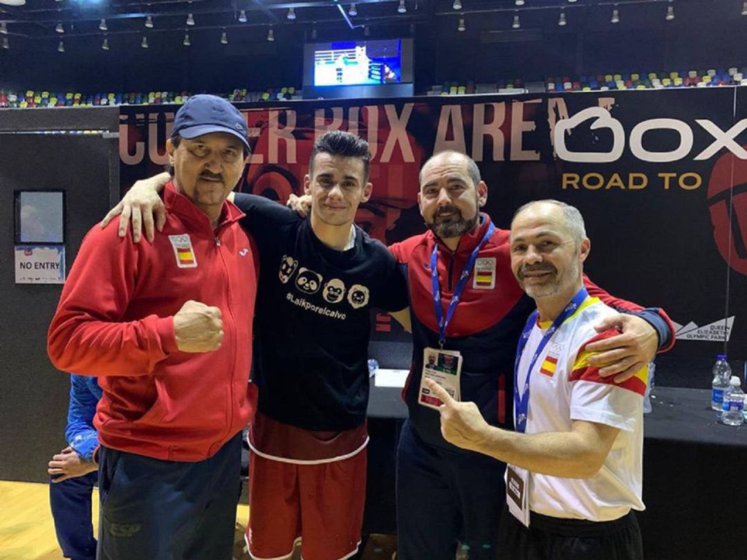 Jose Qules con el presidente de la Fed. Española de Boxeo, Felipe Martínez, y los técnicos del equipo español Jose Qules con el presidente de la Fed. Española de Boxeo, Felipe Martínez, y los técnicos del equipo español