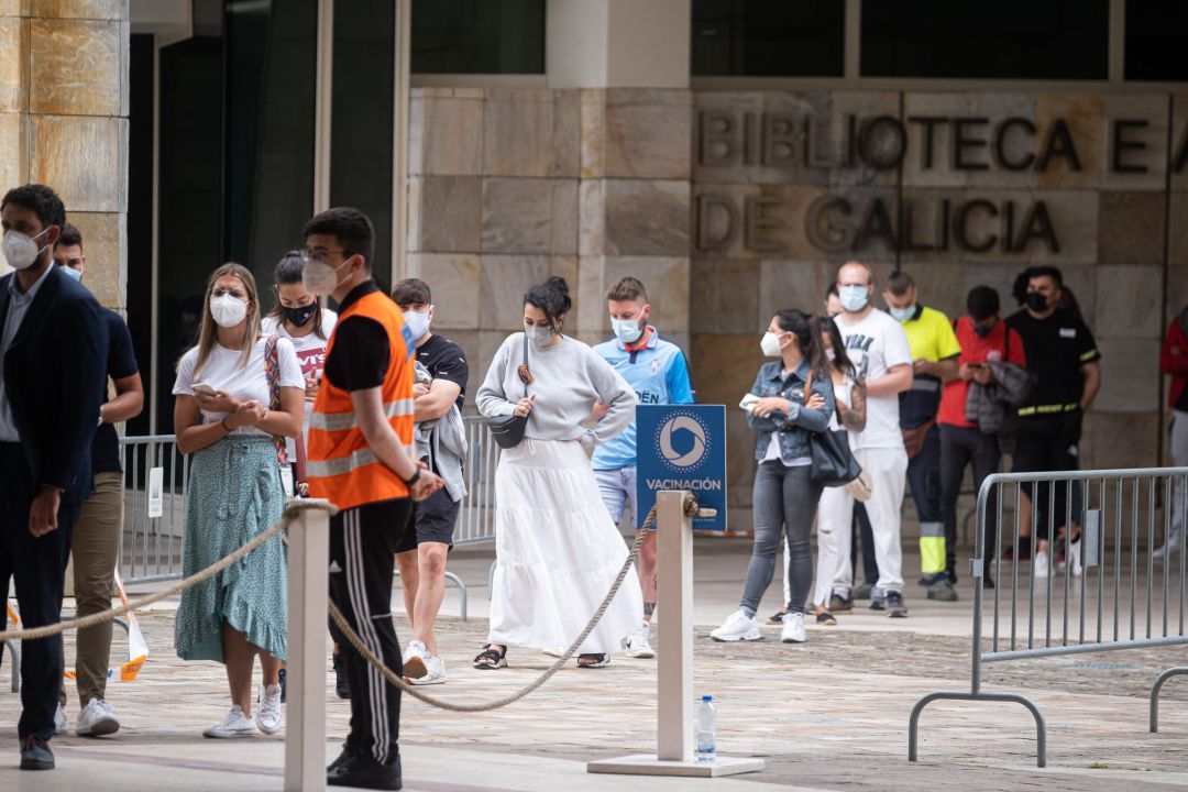 Varios jóvenes acuden a un dispositivo de vacunación contra el Covid-19 en el complejo de Cidade da Cultura, a 22 de julio de 2021, en Santiago de Compostela, Galicia (España). El área de Santiago comienza este jueves a inocular las primeras mil dosis de vacunas contra el Covid-19 a jóvenes de entre 20 y 29 años. Santiago se adelanta así al plan del Servizio Galego de Saúde, que empezará a vacunar a esa franja a partir del lunes 26 de julio.
Varios jóvenes acuden a un dispositivo de vacunación contra el Covid-19 en el complejo de Cidade da Cultura, a 22 de julio de 2021, en Santiago de Compostela, Galicia (España). El área de Santiago comienza este jueves a inocular las primeras mil dosis de vacunas contra el Covid-19 a jóvenes de entre 20 y 29 años. Santiago se adelanta así al plan del Servizio Galego de Saúde, que empezará a vacunar a esa franja a partir del lunes 26 de julio.