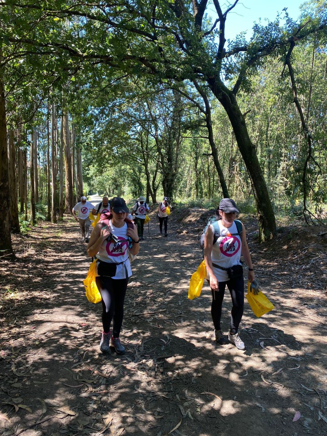 Proyecto Libera realiza el Camino de Santiago en dirección contraria, para concienciar a los peregrinos contra el abandono de basuraleza en el medio ambiente. Proyecto Libera realiza el Camino de Santiago en dirección contraria, para concienciar a los peregrinos contra el abandono de basuraleza en el medio ambiente.
