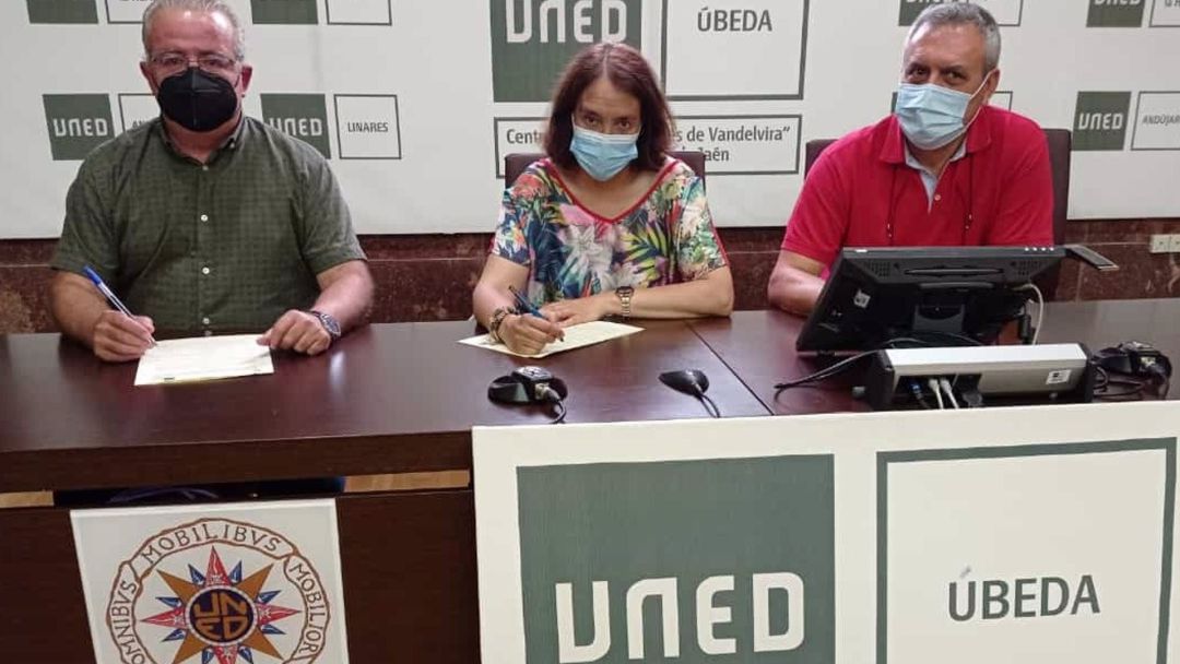 La directora y el secretario del Centro Asociado, María Luisa Grande y Manuel Valdivia, respectivamente, firman el convenio con el presidente del Comité Organizador del Congreso, José Biedma. La directora y el secretario del Centro Asociado, María Luisa Grande y Manuel Valdivia, respectivamente, firman el convenio con el presidente del Comité Organizador del Congreso, José Biedma.