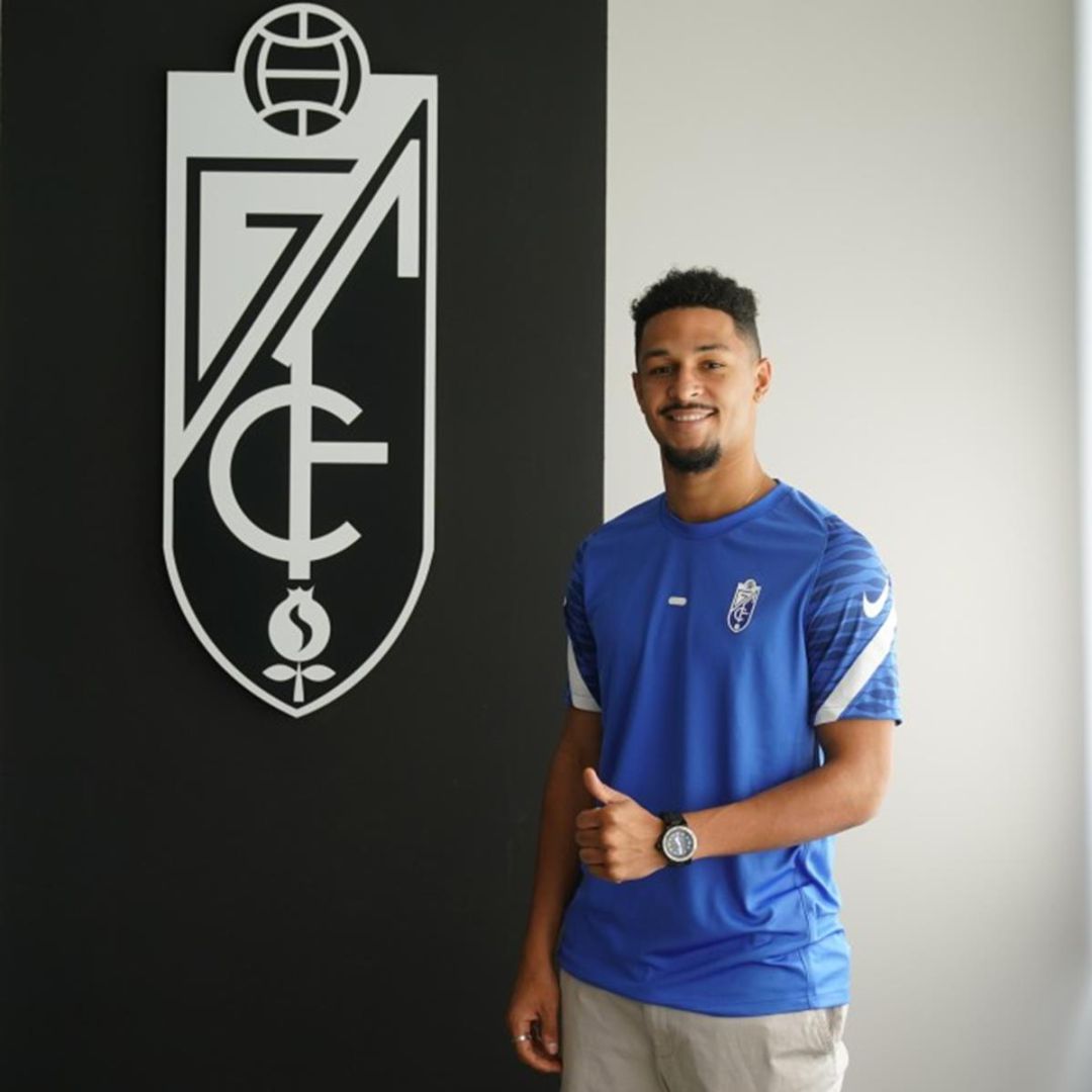 Virgil Theresin ya ejerce como jugador del Recreativo Granada Virgil Theresin ya ejerce como jugador del Recreativo Granada