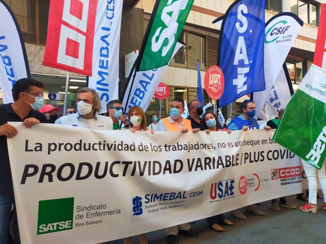 21-07-2021 Profesionales del IBSalut protestan por los "agravios" en el reparto del complemento Covid.
Más de medio centenar de profesionales de distintas áreas y departamentos del IBSalut se han concentrado este miércoles a las puertas de la sede del ente en el centro de Palma para protestar por los "agravios" en el reparto del complemento por exposición al Covid.
SALUD
SATSE
21-07-2021 Profesionales del IBSalut protestan por los "agravios" en el reparto del complemento Covid.
Más de medio centenar de profesionales de distintas áreas y departamentos del IBSalut se han concentrado este miércoles a las puertas de la sede del ente en el centro de Palma para protestar por los "agravios" en el reparto del complemento por exposición al Covid.
SALUD
SATSE