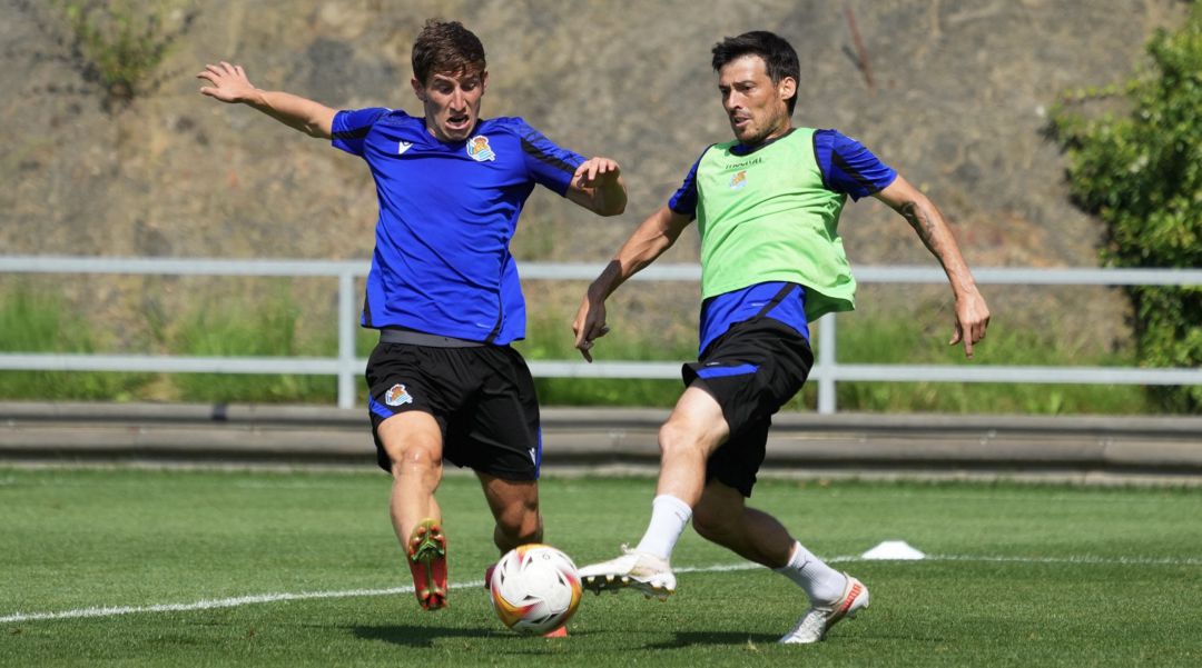 Aihen Muñoz trata de cortar un balón de Silva en Zubieta Aihen Muñoz trata de cortar un balón de Silva en Zubieta