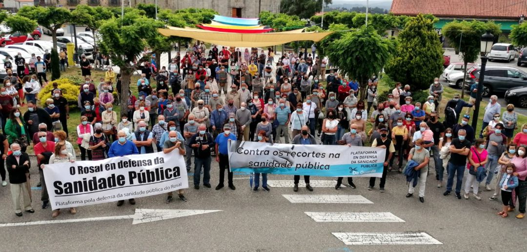 Concentración en la Praza do Calvario de vecinos de O Rosal denunciado los recortes en la sanidad pública del munipicio. Concentración en la Praza do Calvario de vecinos de O Rosal denunciado los recortes en la sanidad pública del munipicio.