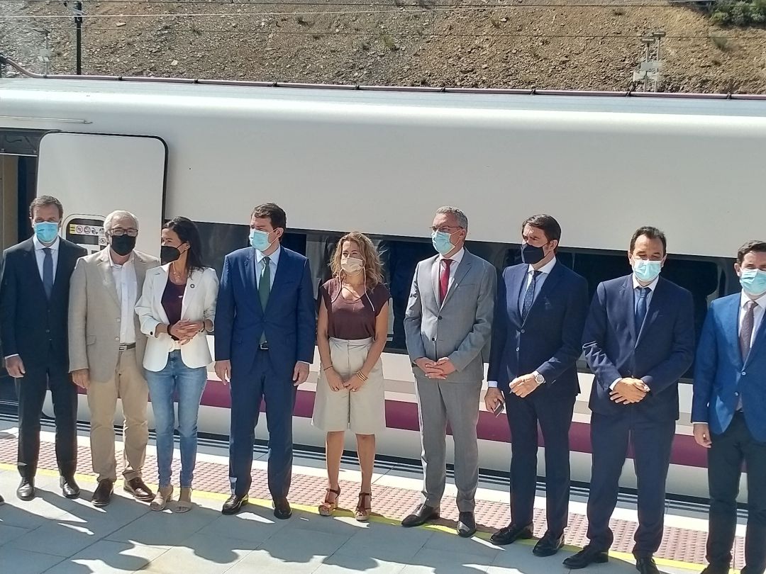 La Ministra de Transportes, Movilidad y Agenda Urbana, Raquel Sánchez, el Presidente de la Junta de Castilla y León, Alfonso Fernandez Mañueco, y otras autoridades y cargos públicos, a su llegada a la estación Sanabria AV La Ministra de Transportes, Movilidad y Agenda Urbana, Raquel Sánchez, el Presidente de la Junta de Castilla y León, Alfonso Fernandez Mañueco, y otras autoridades y cargos públicos, a su llegada a la estación Sanabria AV