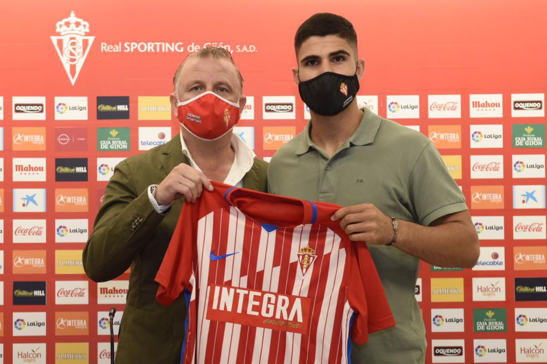 Berrocal junto al director deportivo rojiblanco Javi Rico. Berrocal junto al director deportivo rojiblanco Javi Rico.