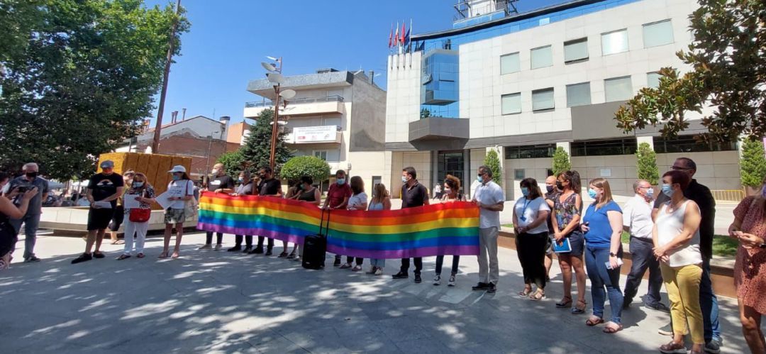 El manifiesto contra delitos de odio se ha leído este jueves en la plaza de la Constitución de Getafe. El manifiesto contra delitos de odio se ha leído este jueves en la plaza de la Constitución de Getafe.