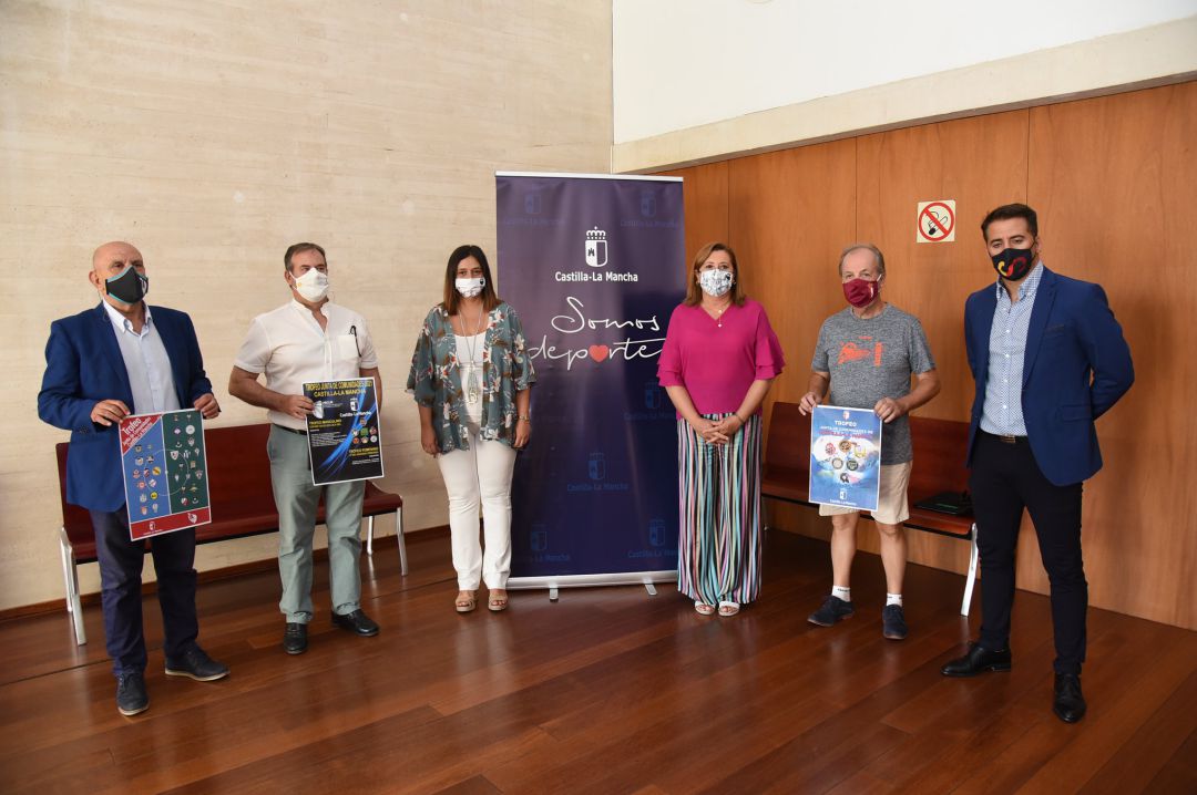 Representantes de las federaciones junto a las de la Consejería de Educación, Cultura y Deportes Representantes de las federaciones junto a las de la Consejería de Educación, Cultura y Deportes
