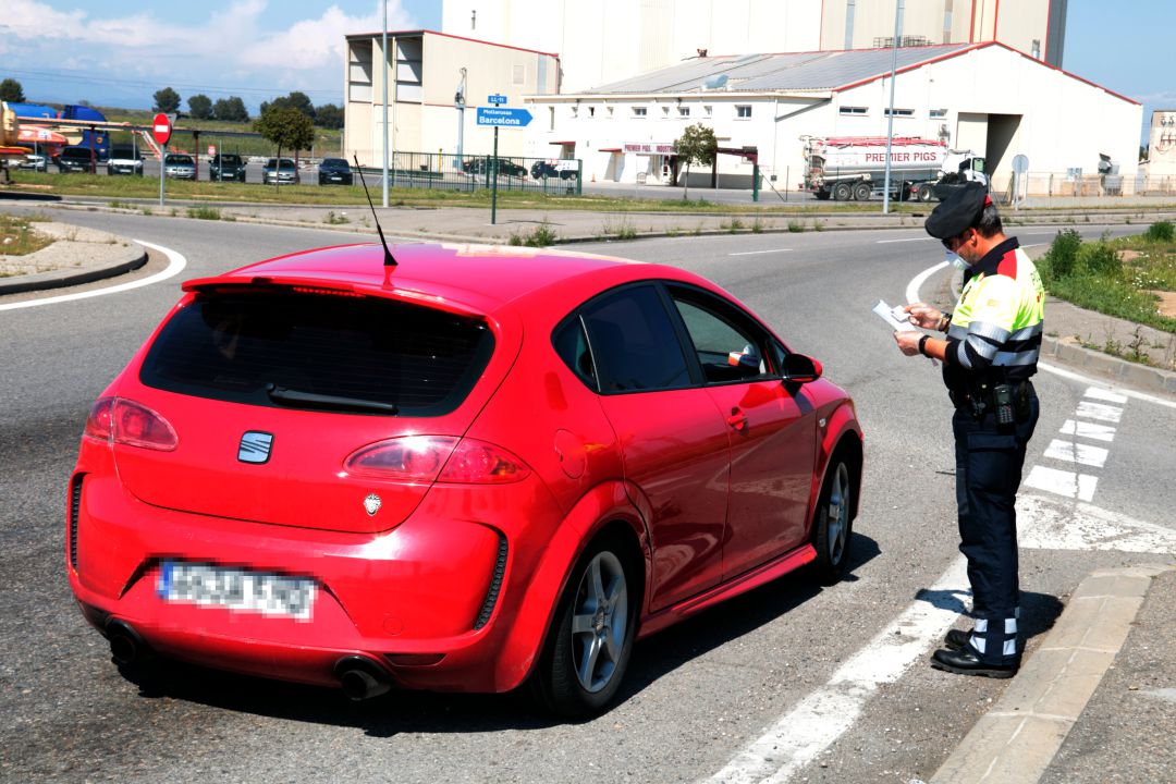 Tant la DGT com els mossos han identificat uns 2.800 conductors que van comprar carnets falsos però no els han anul·lat el permís Tant la DGT com els mossos han identificat uns 2.800 conductors que van comprar carnets falsos però no els han anul·lat el permís