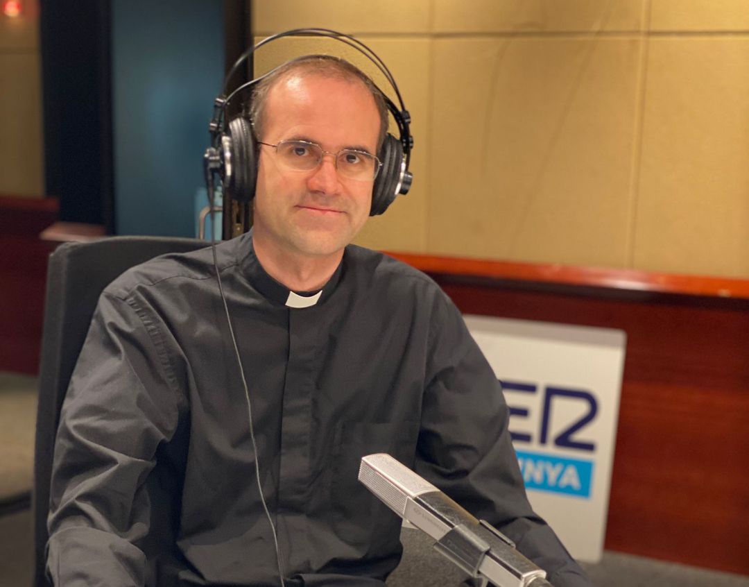 Joan Prat, exorcista de la diócesis de Vic, en los estudios de Radio Barcelona Joan Prat, exorcista de la diócesis de Vic, en los estudios de Radio Barcelona